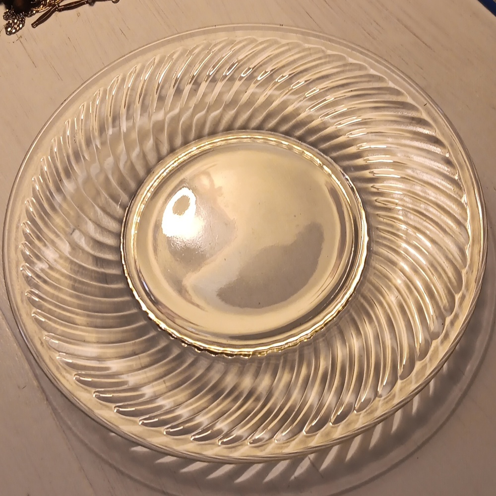 CLEAR SWIRLED GLASS PLATE